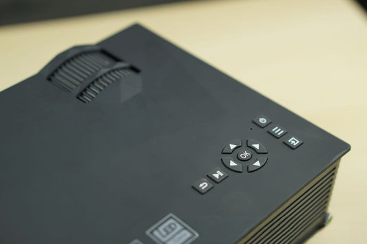 Proyector mini Unic Portátil 1800lm