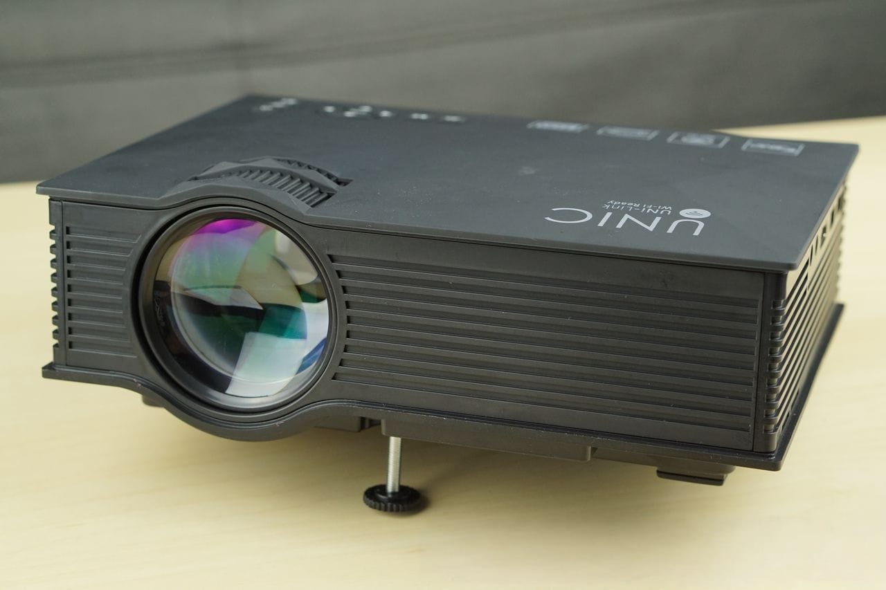 Proyector mini Unic Portátil 1800lm